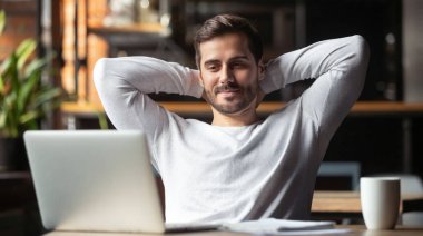 Persona che lavora online